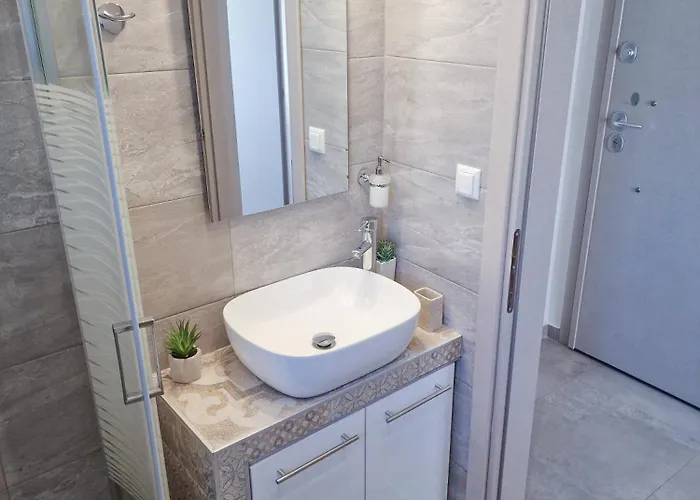 Modern 2 - Bedroom Penthouse In Appartamento *