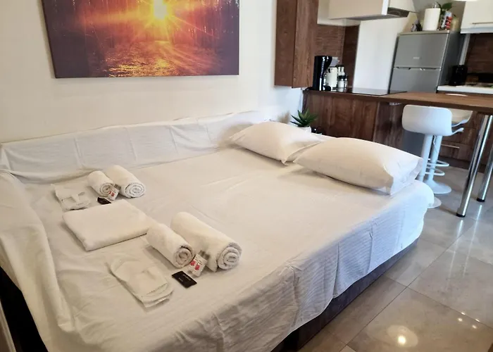 Modern 2 - Bedroom Penthouse In Appartamento *